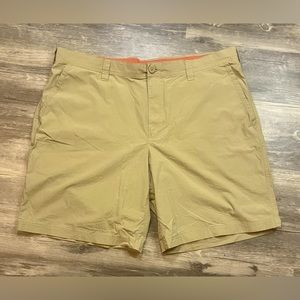 Men’s Size 40”. Columbia Shorts. Khaki. 10” Inseam. Athletic. Euc